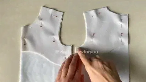 Обработка горловины и проймы обтачкой.Finishing of the neckline and armholes with edging.